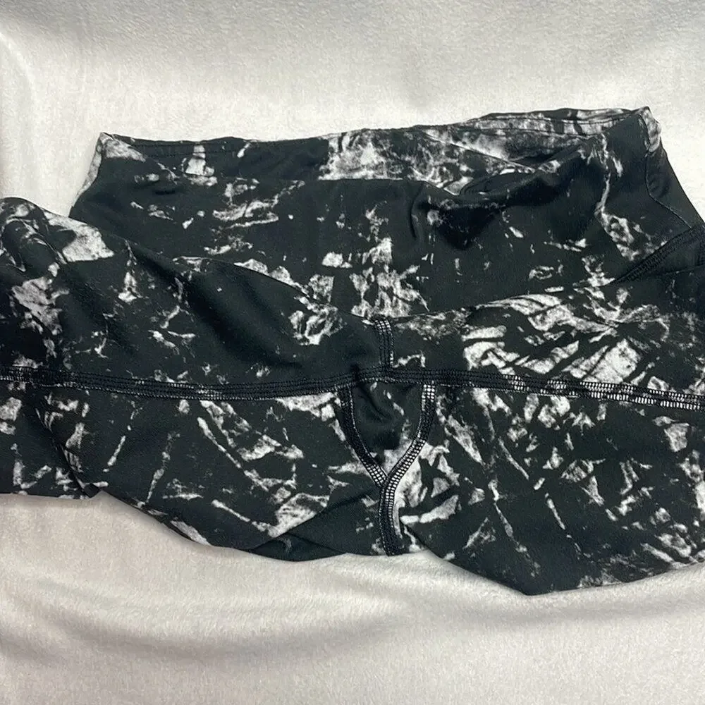 ALO Yoga Black and White marbled top and Black Bottom Leggings Size XS